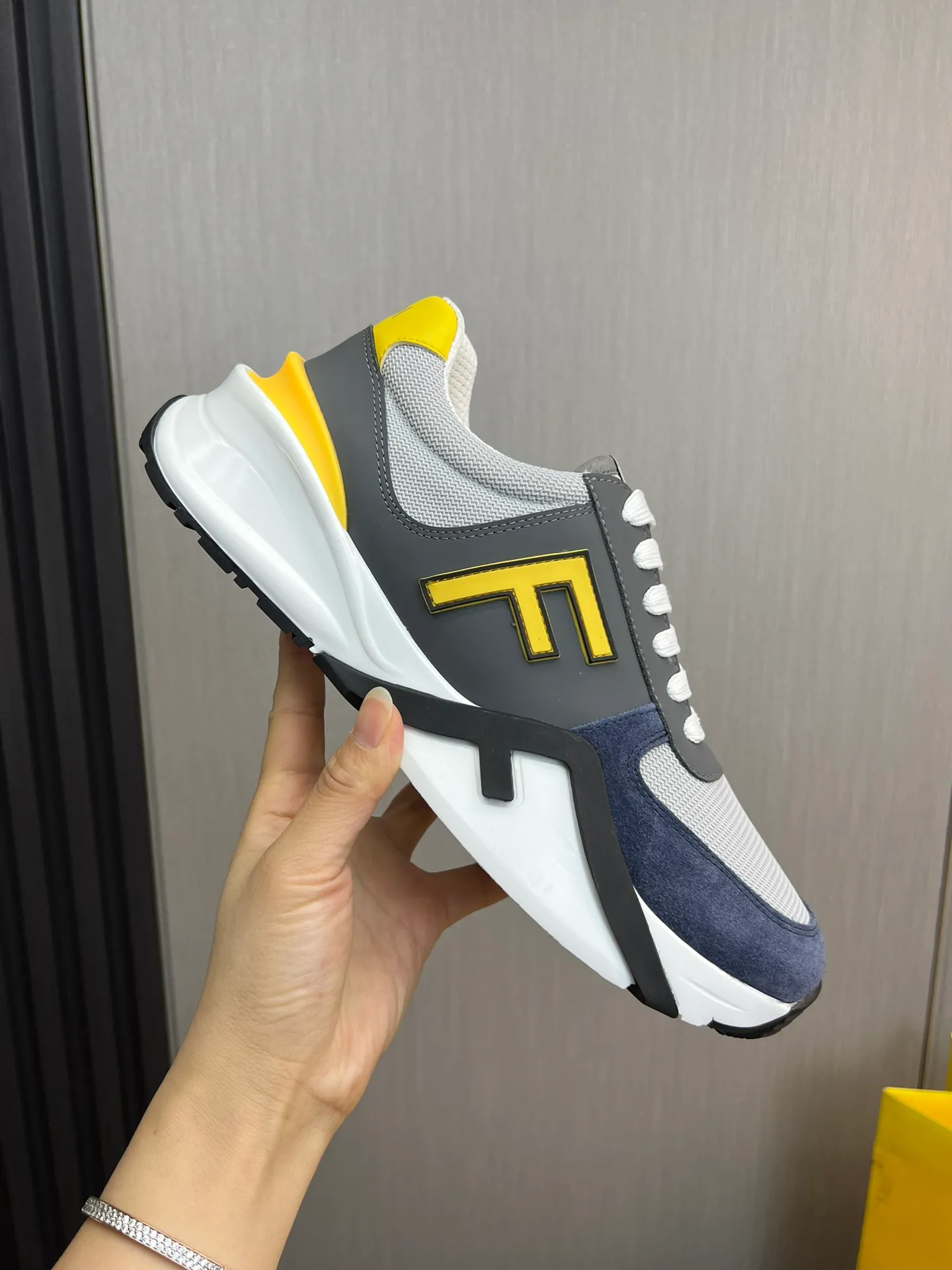 Men's shoes 💰520💰 Fendi [Fendi] hot style is on the market 🔥Fashionable casual men's shoes 🔱 Made of original cowhide + breathable mesh lining + sheepskin feet, perfect shape, top quality, you deserve it 🔜Original outsole, ultra-light, non-slip and wear-resistant 👣 Standard size 38-44 (customized in 45)